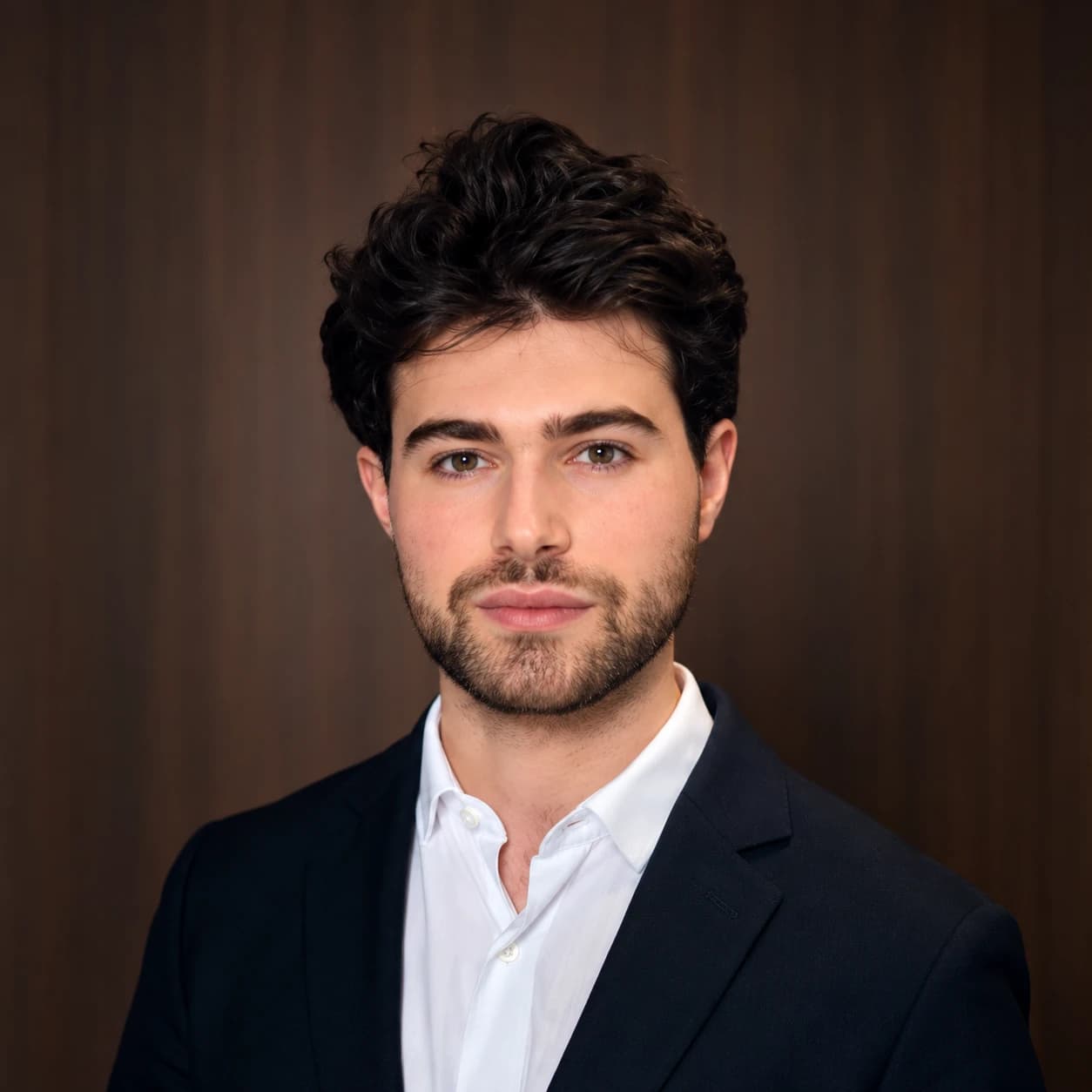 Portrait de Maître Léo Berreby, avocat en droit du travail au Barreau de Paris